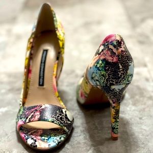 New with a flower print shoes, open toes, closed heel